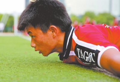 　南京天氣炎熱，地表溫度有時達到40℃以上，烈日下孩子們的衣服濕了又干、干了又濕。