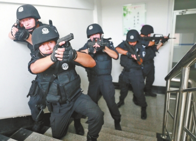 進(jìn)入樓道后，特警開始地毯式搜索。