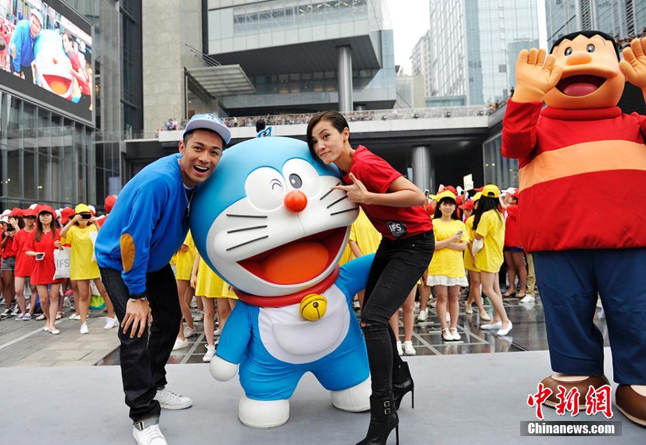 圖為何韻詩、周柏豪與哆啦A夢合影。