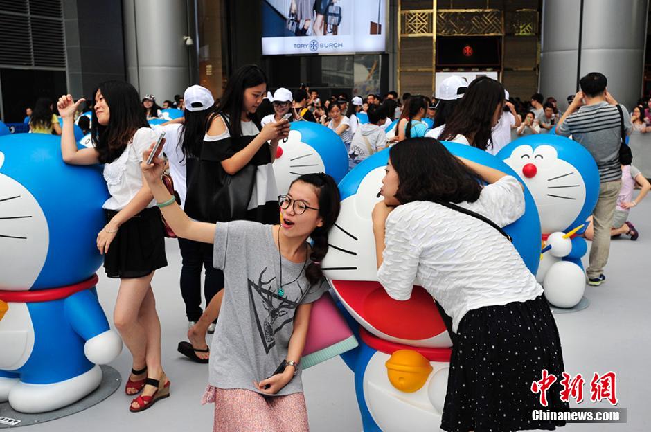 圖為成都民眾與哆啦A夢合影留念。
