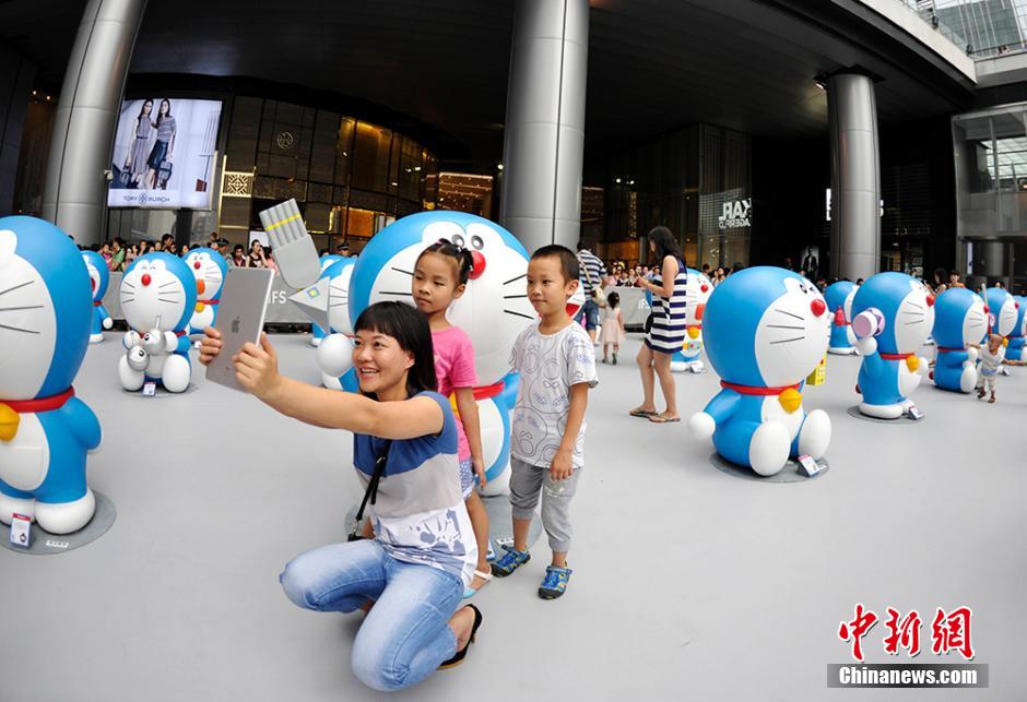 圖為成都民眾與哆啦A夢合影留念。