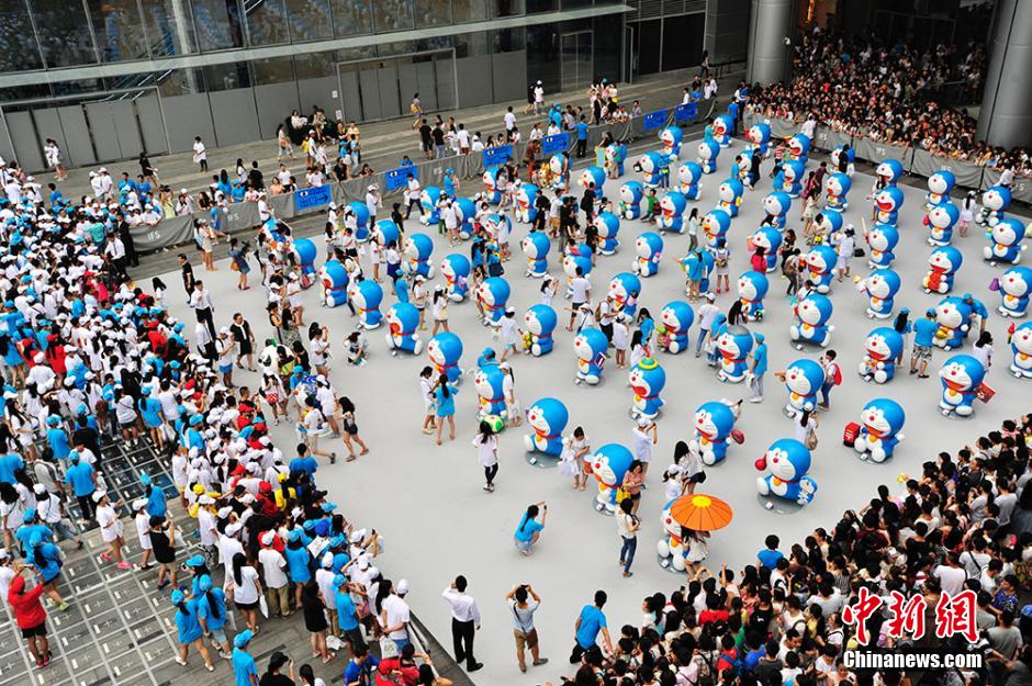 圖為成都民眾狂熱追捧哆啦A夢。