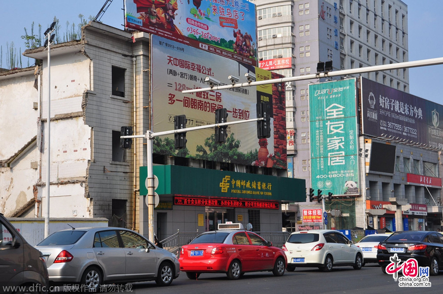 茶余飯后,人們談?wù)撟疃嗟木褪沁@座堅挺的小樓。