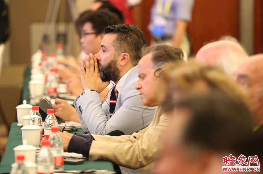 認真聽講的外國嘉賓。