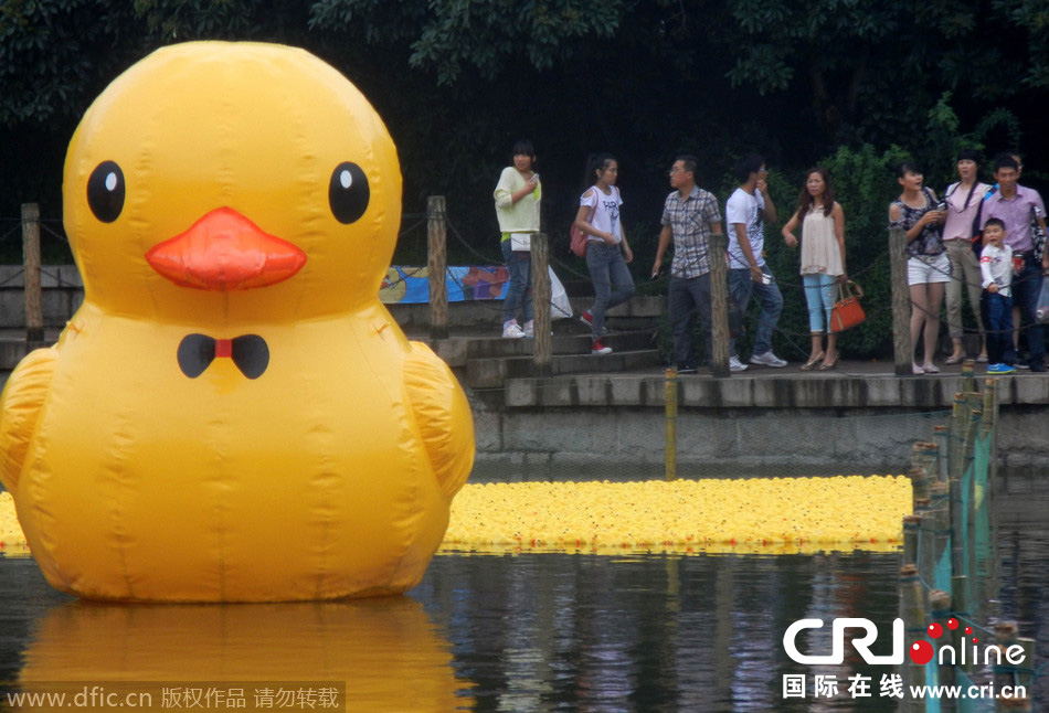 大黃鴨攜3萬只“鴨寶寶”集體亮相蘇州 大黃鴨攜3萬只“鴨寶寶”集體亮相蘇州