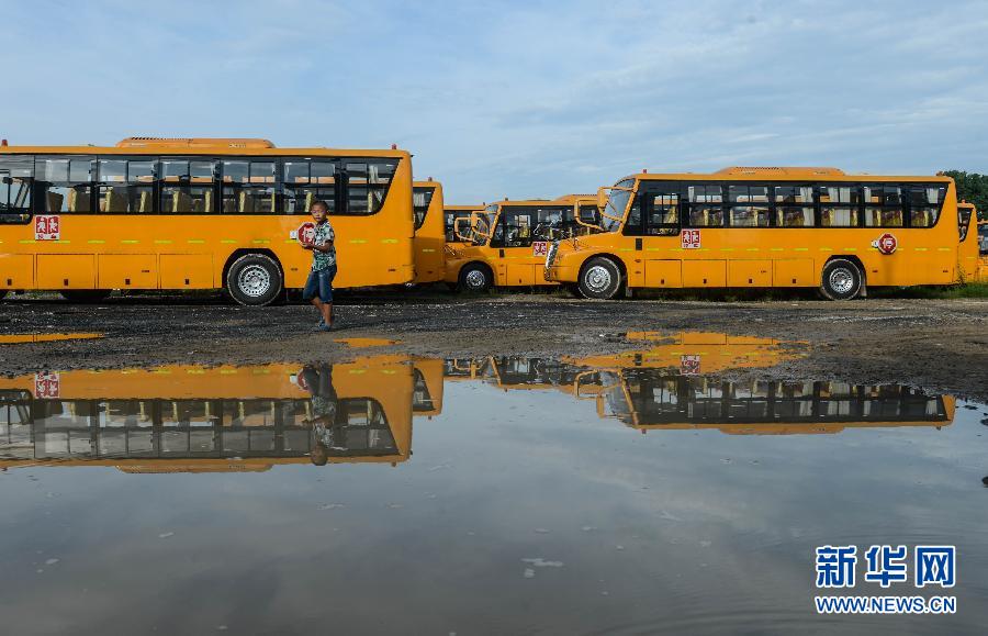8月29日，溫嶺市城西街道芷勝莊村一名小男孩從閑置的校車邊走過。