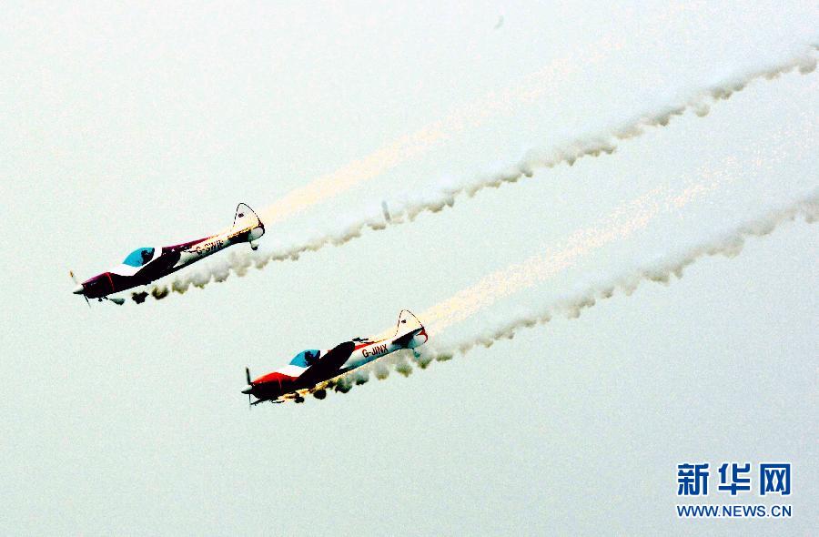 9月13日，特技隊員在進(jìn)行空中飛行表演。