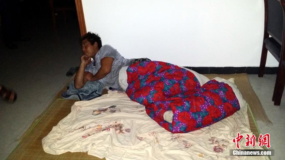 9月22日晚，在象山高塘島鄉(xiāng)的烏巖頭村的農(nóng)民安置點(diǎn)里，70多名外來(lái)務(wù)工人員正在休息。