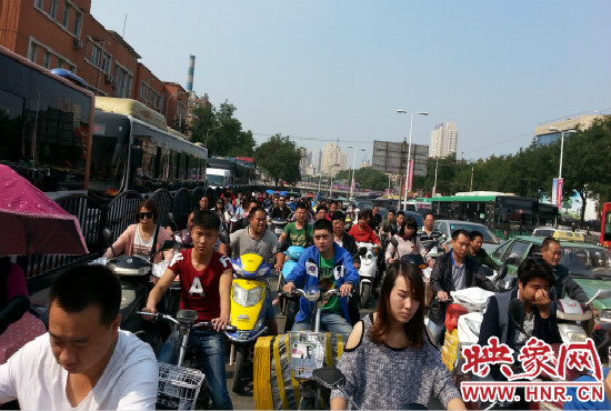 在一些易堵路段車輛仍然“寸步難行”。