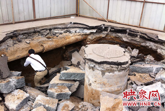 有工作人員下到坑內(nèi)進行檢查，但拒絕透露具體工作單位。