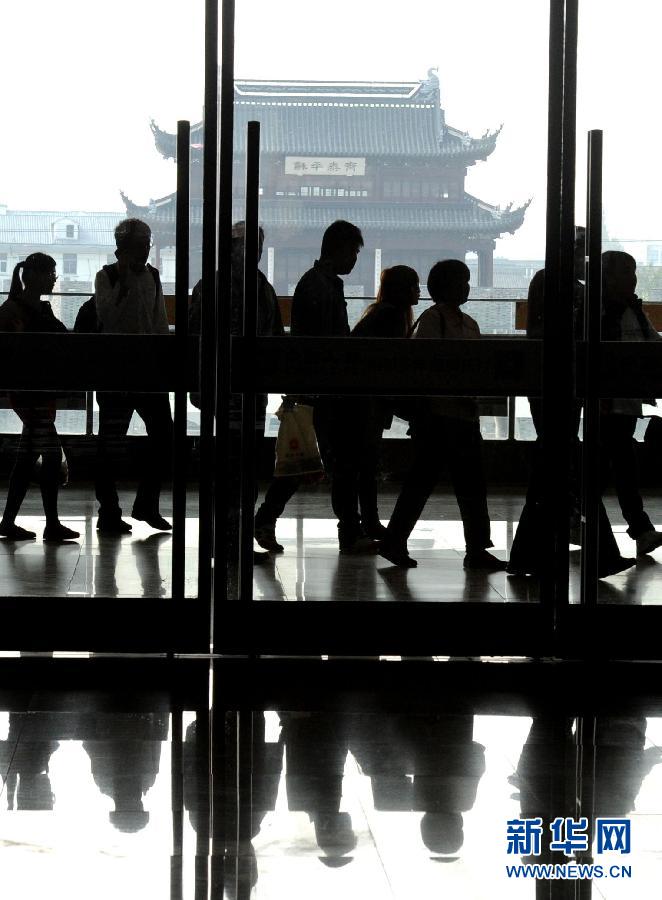 10月6日，旅客排隊(duì)進(jìn)入蘇州火車站二樓候車大廳。