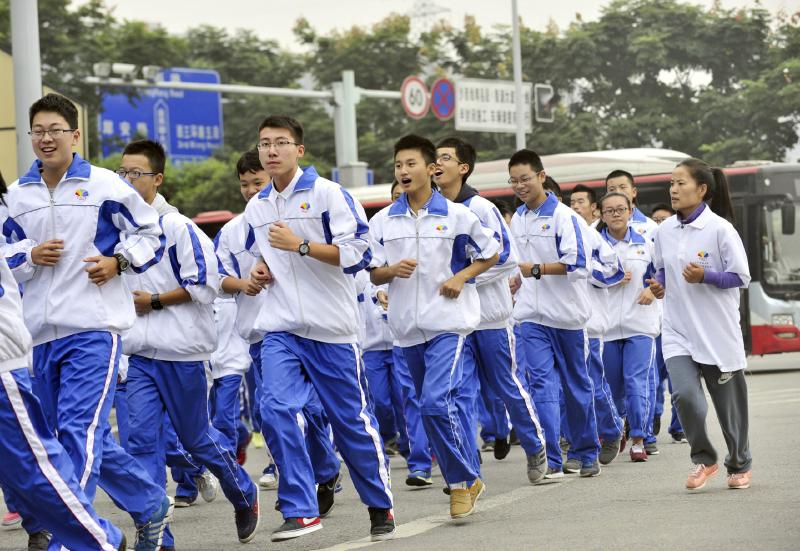 10月14日，成都七中萬達(dá)學(xué)校實行三年跑六百公里才能畢業(yè)，現(xiàn)場學(xué)生開始長跑。