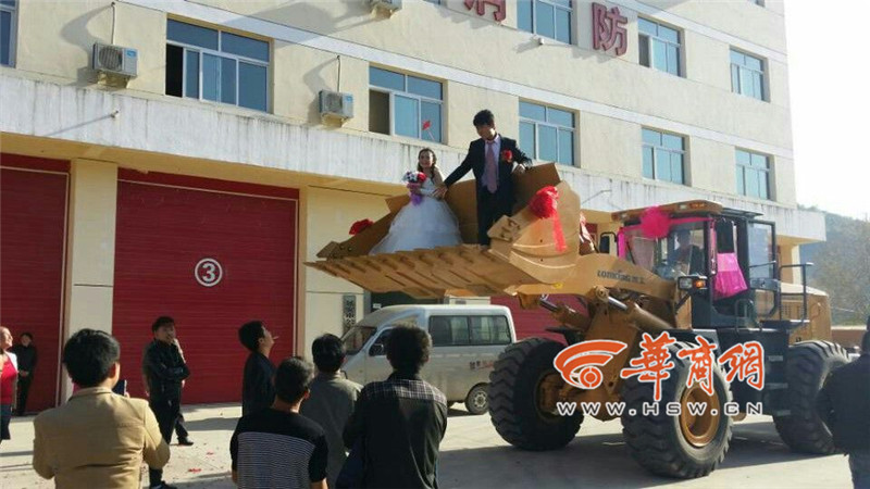 陜西小伙開(kāi)8臺(tái)裝載機(jī)接新娘。