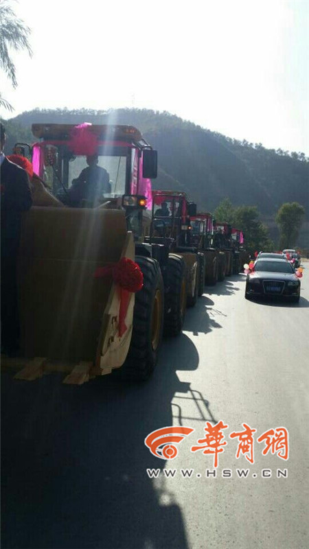 陜西小伙開(kāi)8臺(tái)裝載機(jī)接新娘。