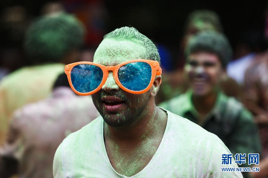 10月16日，在埃及首都開羅，一名男青年在“彩色跑”活動中奔跑。