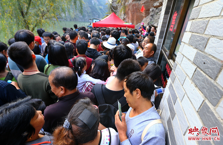 游船售票處前，游客被擠得無法轉(zhuǎn)身