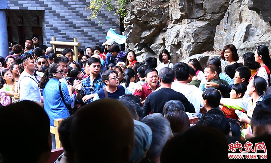 候船碼頭上，游客由于擁擠發(fā)生摩擦沖突