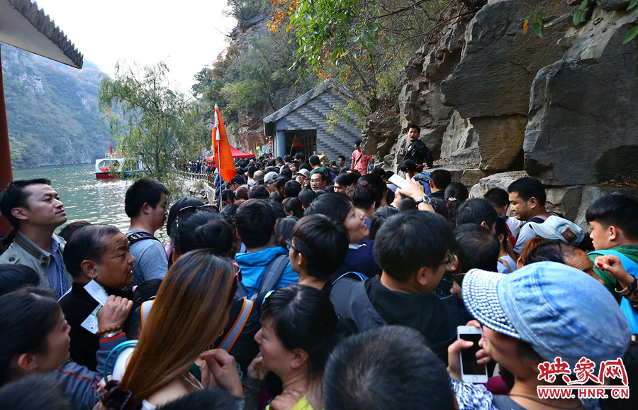 由于景區(qū)沒有良好的疏導和管理，讓游玩的游客被混亂的狀態(tài)破壞了好心情