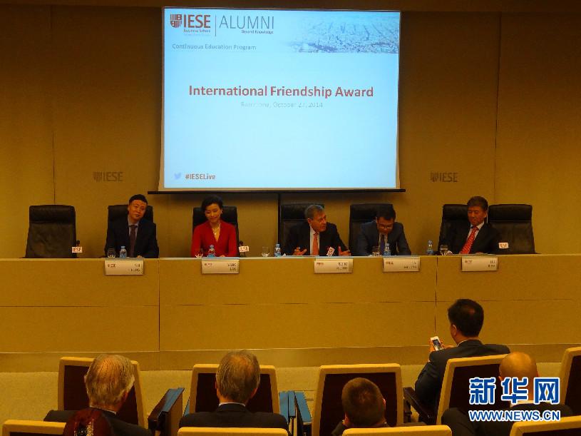 劉強(qiáng)東巴塞羅那領(lǐng)獎(jiǎng) “奶茶妹妹”陪同亮相 劉強(qiáng)東巴塞羅那領(lǐng)獎(jiǎng) “奶茶妹妹”陪同亮相