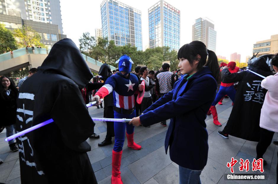 “復(fù)仇者聯(lián)盟”與人類共戰(zhàn)“異形”霧霾軍團 “復(fù)仇者聯(lián)盟”與人類共戰(zhàn)“異形”霧霾軍團