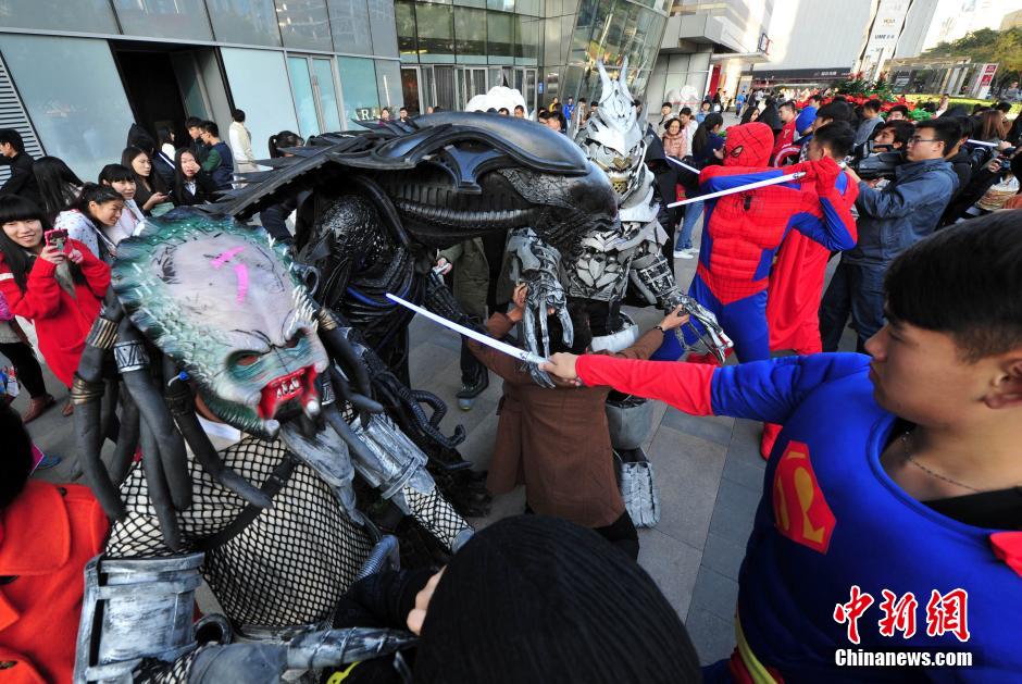 “復(fù)仇者聯(lián)盟”與人類共戰(zhàn)“異形”霧霾軍團 “復(fù)仇者聯(lián)盟”與人類共戰(zhàn)“異形”霧霾軍團