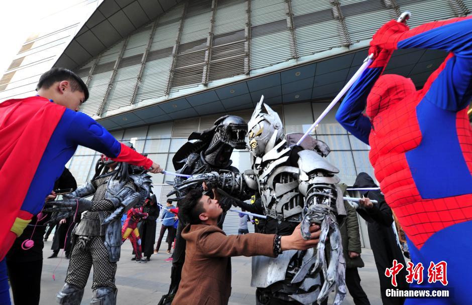 “復(fù)仇者聯(lián)盟”與人類共戰(zhàn)“異形”霧霾軍團 “復(fù)仇者聯(lián)盟”與人類共戰(zhàn)“異形”霧霾軍團