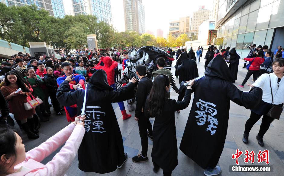 “復(fù)仇者聯(lián)盟”與人類共戰(zhàn)“異形”霧霾軍團 “復(fù)仇者聯(lián)盟”與人類共戰(zhàn)“異形”霧霾軍團