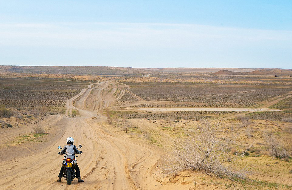 在3個(gè)月中，夫婦倆從阿姆斯特丹到達(dá)蒙古，途中經(jīng)過16個(gè)國(guó)家。