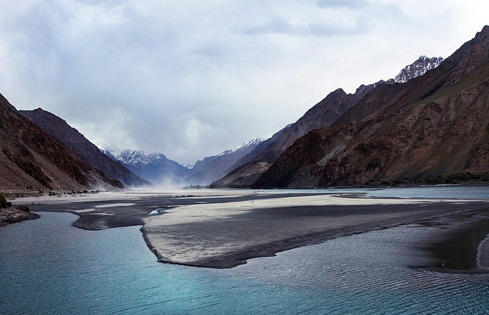 夫婦倆穿越東歐到達(dá)亞洲，沿途拍攝到許多美景。