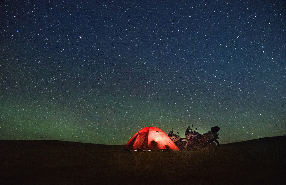 他們?cè)庥錾硥m暴和嚴(yán)寒，且數(shù)天無法洗澡。