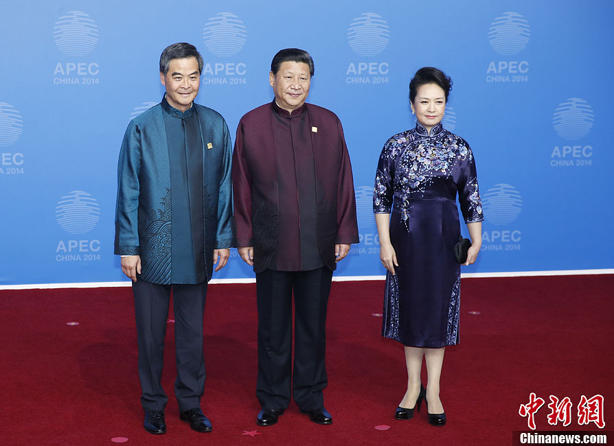 圖為習近平夫婦歡迎中國香港特別行政區(qū)行政長官梁振英。中新社發(fā) 杜洋 攝