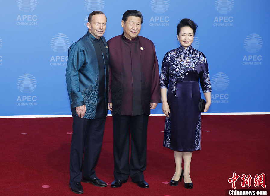 圖為習近平夫婦歡迎澳大利亞總理阿博特。中新社發(fā) 杜洋 攝