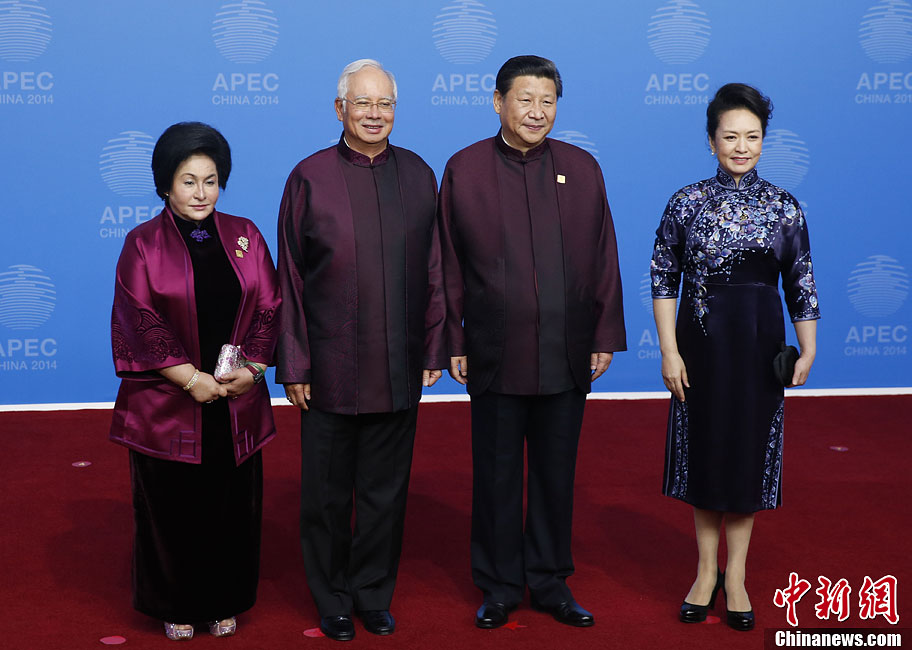 圖為習近平夫婦歡迎馬來西亞總理納吉布夫婦。中新社發(fā) 杜洋 攝