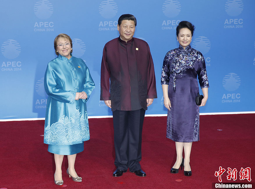 圖為習近平夫婦歡迎智利總統(tǒng)巴切萊特。中新社發(fā) 杜洋 攝