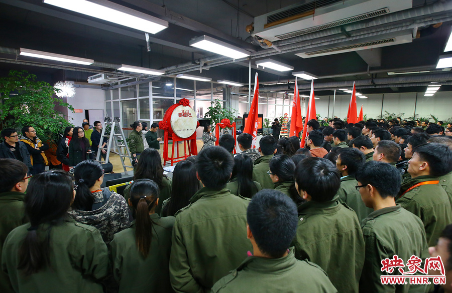 “雙十一”零點(diǎn)到來前，電商的負(fù)責(zé)人為一線員工鼓勁加油