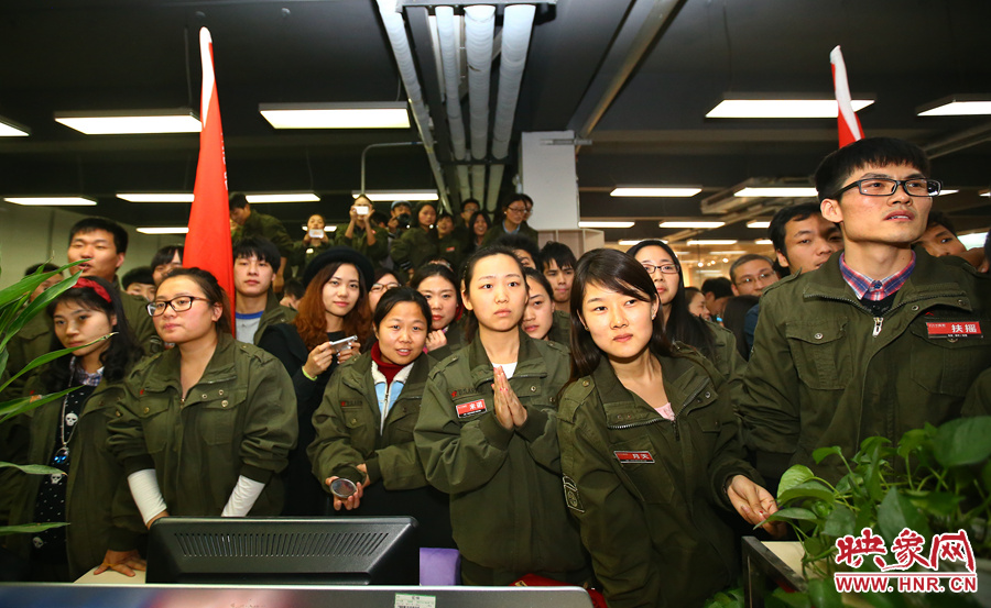 很多員工注視著屏幕上不斷攀升的銷售額，期望能創(chuàng)下新高