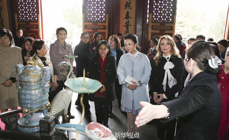 彭麗媛11日邀請來華出席2014年APEC領(lǐng)導(dǎo)人非正式會議的部分經(jīng)濟(jì)體領(lǐng)導(dǎo)人或代表的夫人參觀世界文化 彭麗媛11日邀請來華出席2014年APEC領(lǐng)導(dǎo)人非正式會議的部分經(jīng)濟(jì)體領(lǐng)導(dǎo)人或代表的夫人參觀世界文化