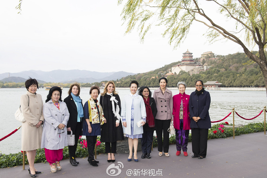 彭麗媛11日邀請來華出席2014年APEC領(lǐng)導(dǎo)人非正式會議的部分經(jīng)濟(jì)體領(lǐng)導(dǎo)人或代表的夫人參觀世界文化 彭麗媛11日邀請來華出席2014年APEC領(lǐng)導(dǎo)人非正式會議的部分經(jīng)濟(jì)體領(lǐng)導(dǎo)人或代表的夫人參觀世界文化