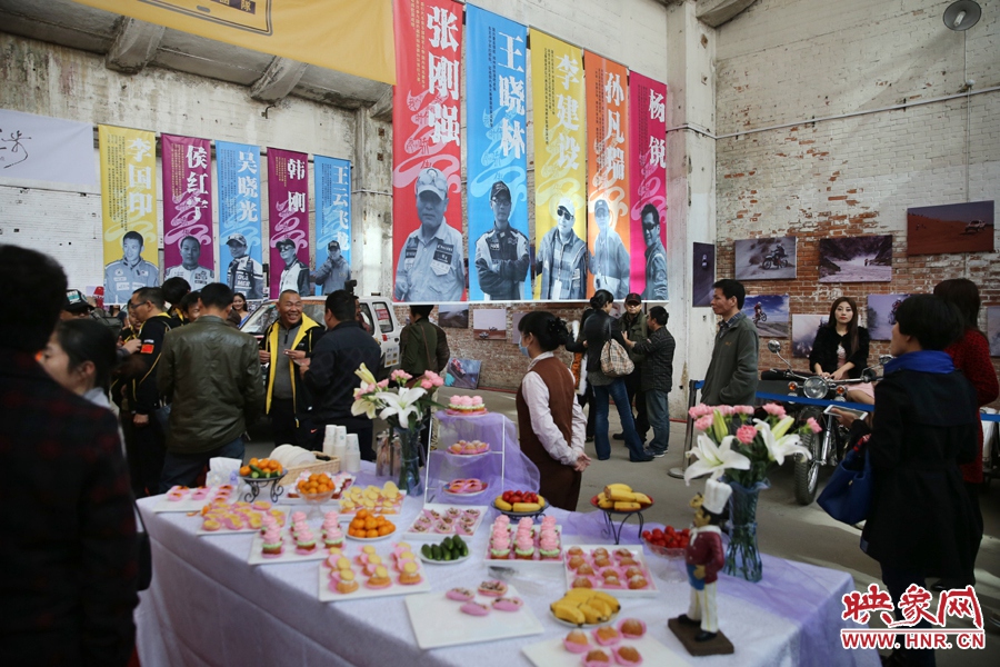 影展現(xiàn)場(chǎng)介紹河南籍賽車的手條幅掛滿展室。