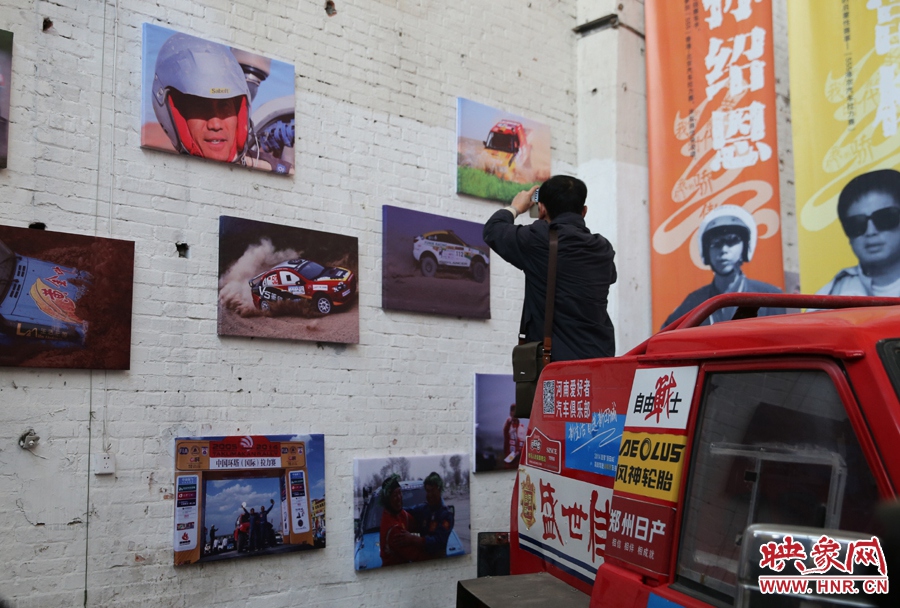 賽車上的攝影師。