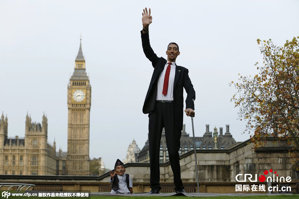 當?shù)貢r間2014年11月13日，英國倫敦，世界上最矮的男子錢德拉·巴哈杜爾·唐吉與世界上最高的男子蘇