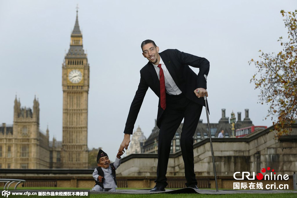 當?shù)貢r間2014年11月13日，英國倫敦，世界上最矮的男子錢德拉·巴哈杜爾·唐吉與世界上最高的男子蘇