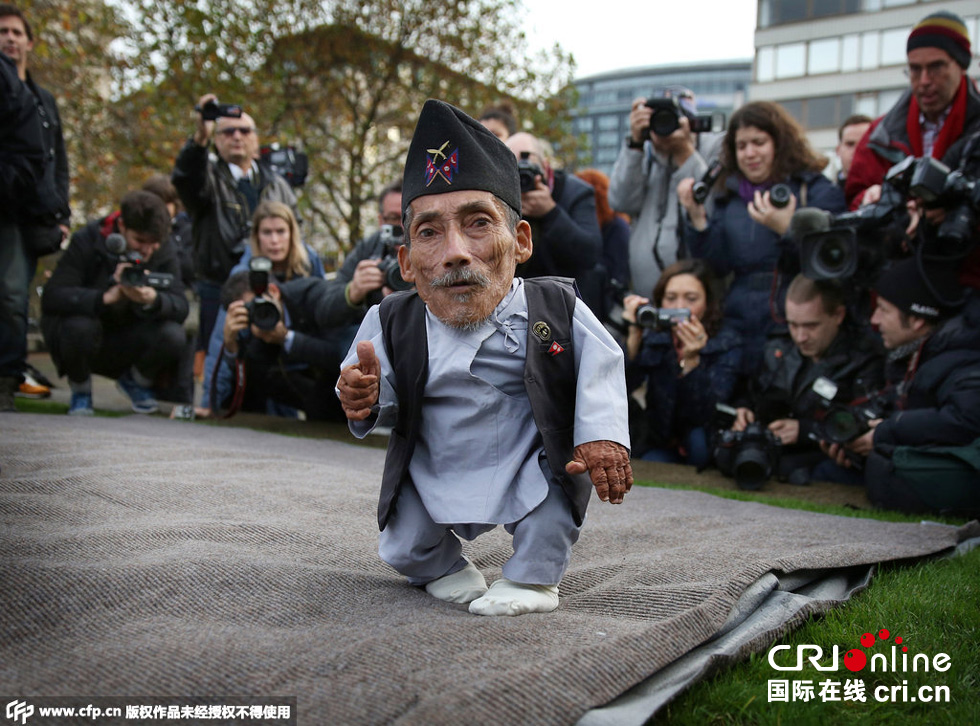 當?shù)貢r間2014年11月13日，英國倫敦，世界上最矮的男子錢德拉·巴哈杜爾·唐吉與世界上最高的男子蘇