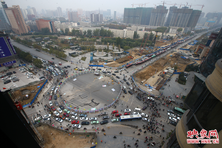 金水路未來路交叉口的圍擋，給原本擁堵的交通增加了更大的壓力