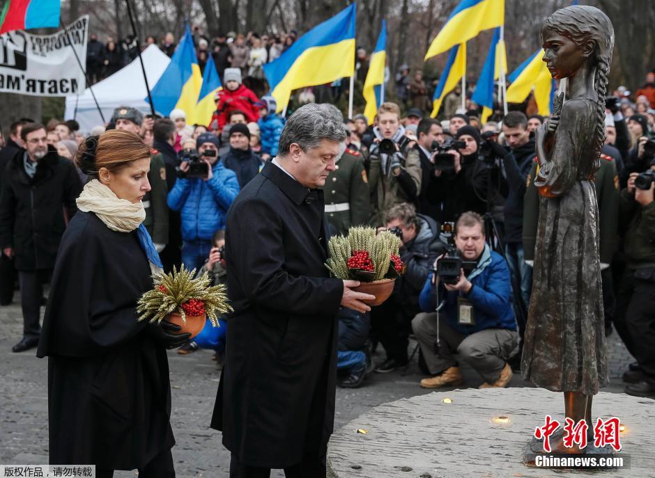 當(dāng)?shù)貢r(shí)間2014年11月22日，烏克蘭基輔，民眾舉行儀式紀(jì)念1932-1933烏克蘭大饑荒81周年