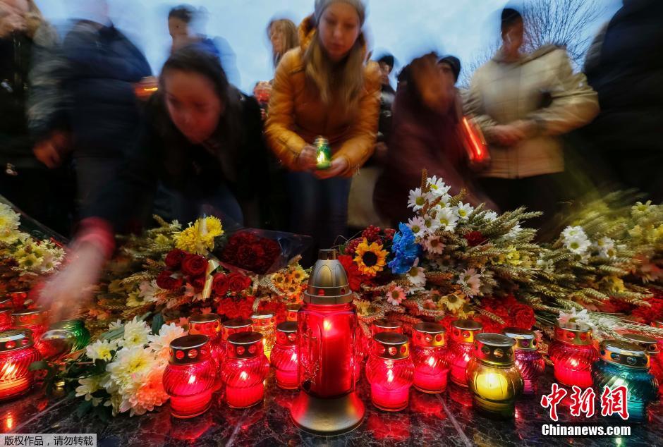 當(dāng)?shù)貢r(shí)間2014年11月22日，烏克蘭基輔，民眾舉行儀式紀(jì)念1932-1933烏克蘭大饑荒81周年