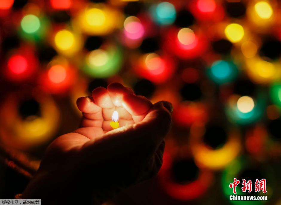 當(dāng)?shù)貢r(shí)間2014年11月22日，烏克蘭基輔，民眾舉行儀式紀(jì)念1932-1933烏克蘭大饑荒81周年