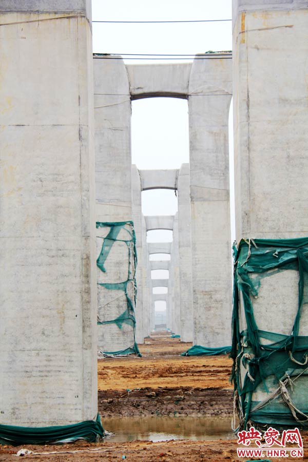 目前附近居民認為“照目前的施工狀況看，年底主體完工已不太可能”。