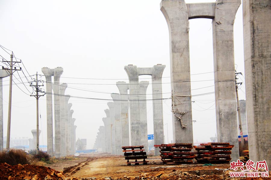 南北方向已架起數(shù)百根橋墩，一眼望不到邊際。