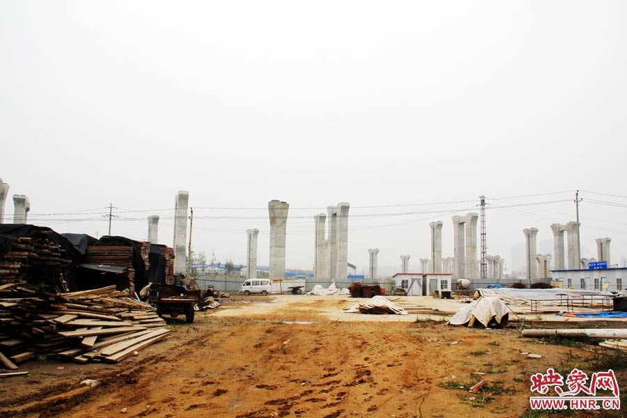 項目已經(jīng)停工數(shù)月，施工工地上很難見到工人，設(shè)備也很少。